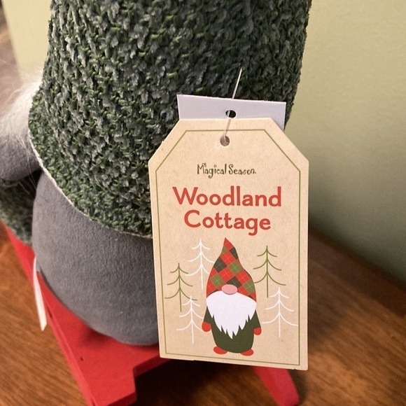 NEW WOODLAND COTTAGE WINTER GNOME ON RED WOODEN SLEIGH - Picture 10 of 11